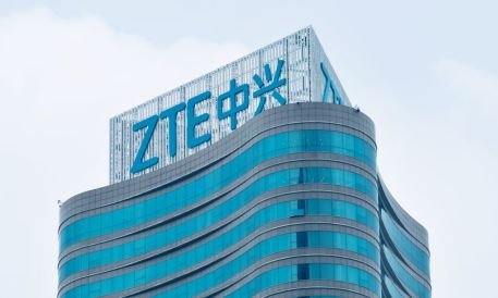 Chinese Smartphone Makers Pivot to AI Amid Market Decline