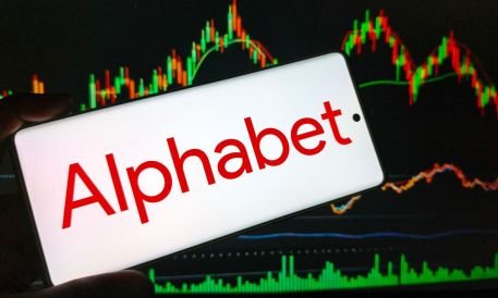 Tech Giants' AI Spending Raises Investor Concerns Amid Shifting Market Dynamics