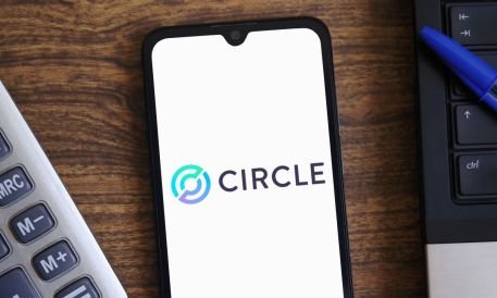 Circle Faces Challenges Amid Rising Redemptions and New Stablecoin Competition