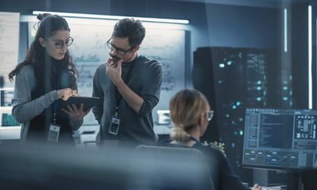 AI Enhances Collaboration Over Automation in Global Workforce Dynamics