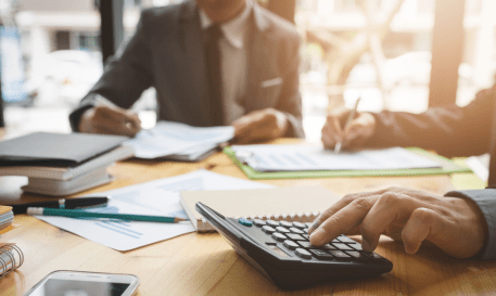 Institutional Investors Flood Private Credit as Retail Retreats